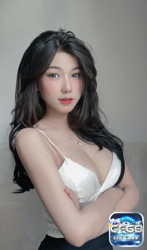 Girl xinh nóng bỏng với chiếc áo dây gợi cảm